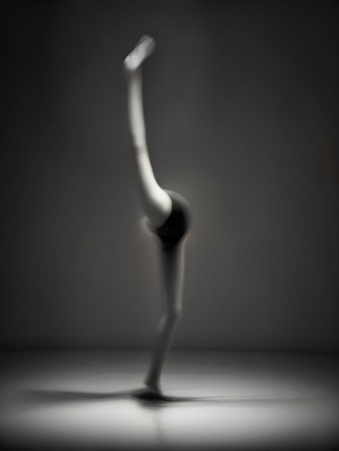 Bailarina em movimento com longa exposição